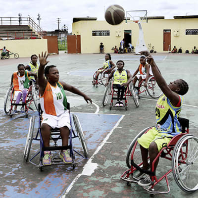 Swiss sustainable finance helps amputees in the DRC walk again